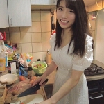 河北彩花の家事姿